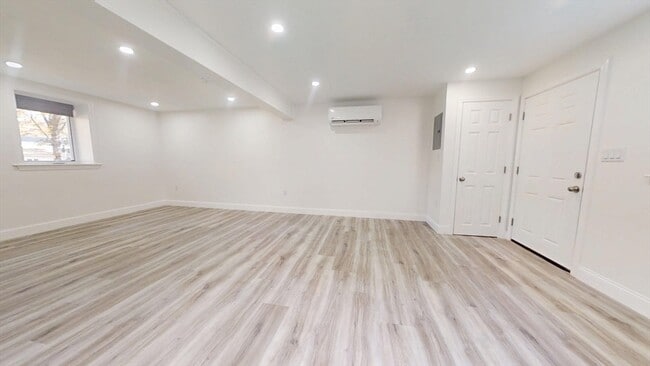 Building Photo - 10 Beaver Brook Rd