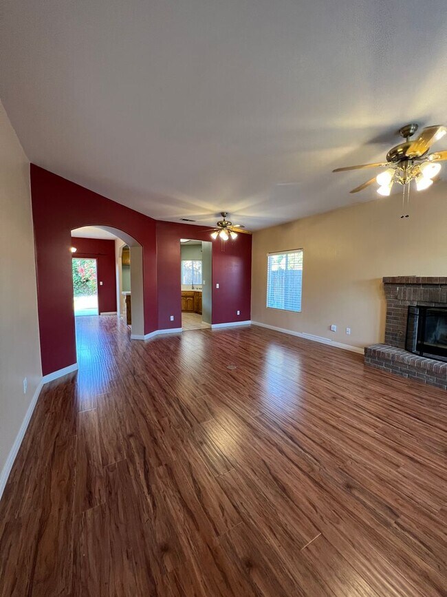 Building Photo - 9914 Paper Moon Way