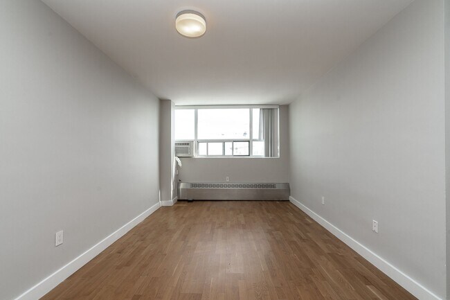 Building Photo - 730 St Clarens Ave