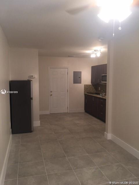 Foto del edificio - 369 N Royal Poinciana Blvd