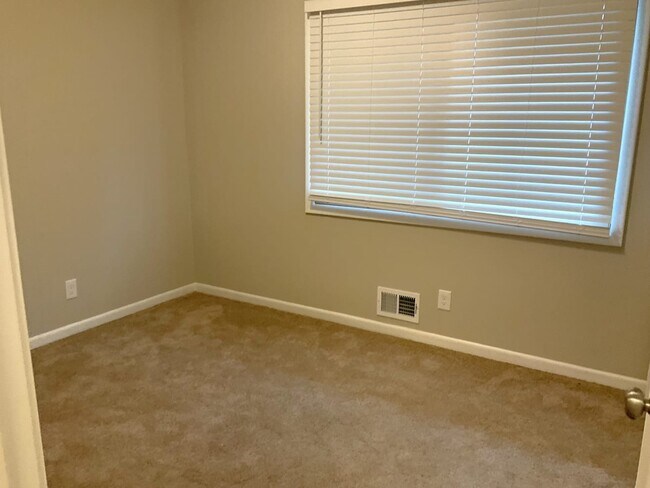 Building Photo - 3034 Woodrow Mnr