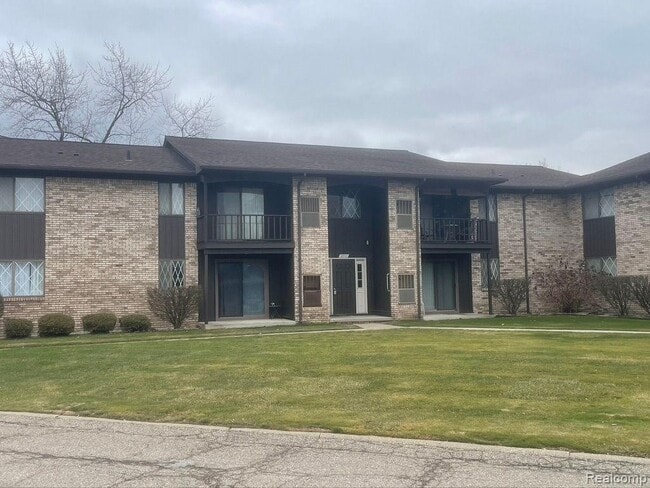 Building Photo - 270 E 13 Mile Rd