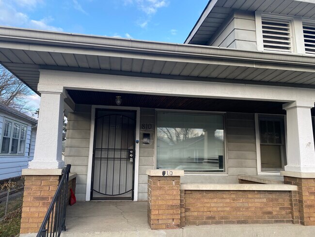 Building Photo - 810 N Bradley Ave