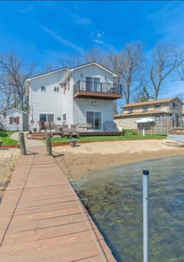 Foto principal - "Lakefront Living! Modern 3BR/2BA Home wit...