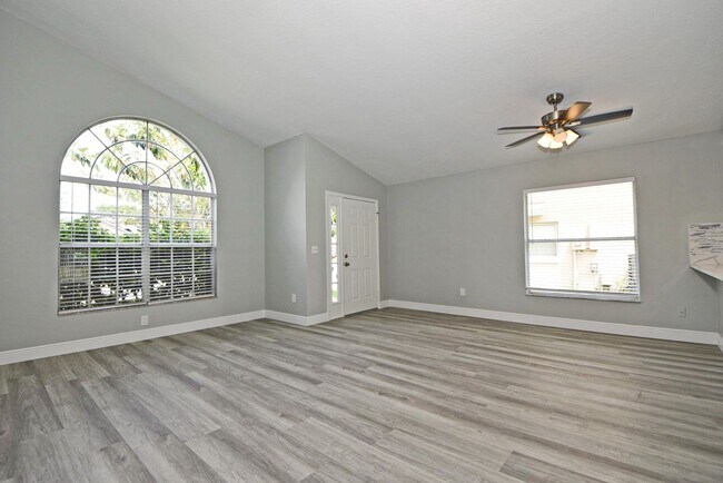 Foto del edificio - Beautiful Home in Alafaya Woods Totally Remodeled