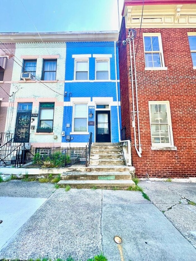 Primary Photo - Awesome urban row house!