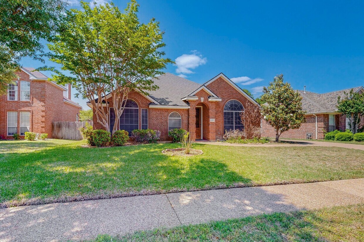 Primary Photo - Available mid-June! 3-bedroom 2.5 bath Gra...
