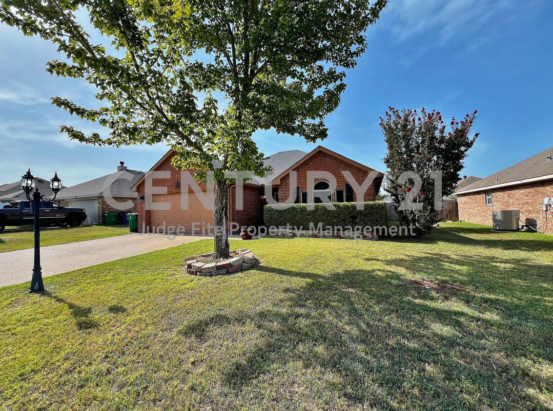 Primary Photo - Beautiful 3/2/2 For Rent in Waxahachie!