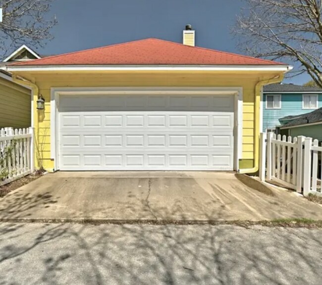 Building Photo - 6106 Hartson