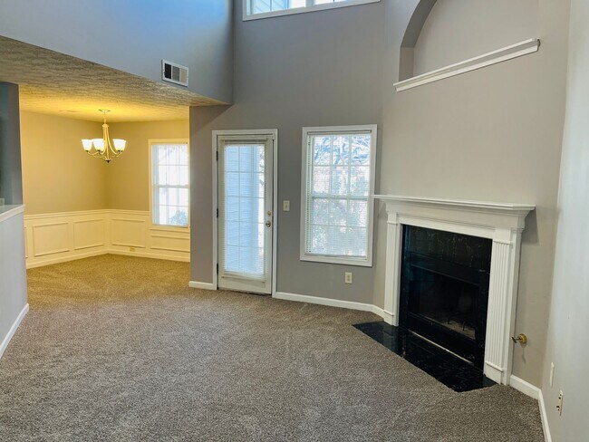Building Photo - Wow! 2 bedroom 2.5 bathroom townhome in Decatur!
