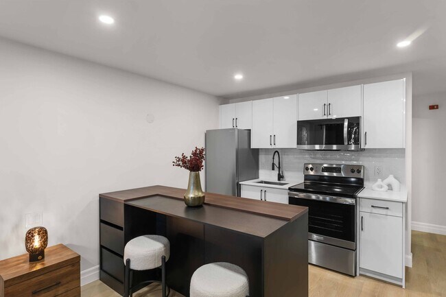 Building Photo - 7800 Lundy's Ln