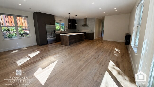 Foto del edificio - 3bd/2ba Retreat in the Heart of Sonoma Wine County - Modern Top Floor Duplex