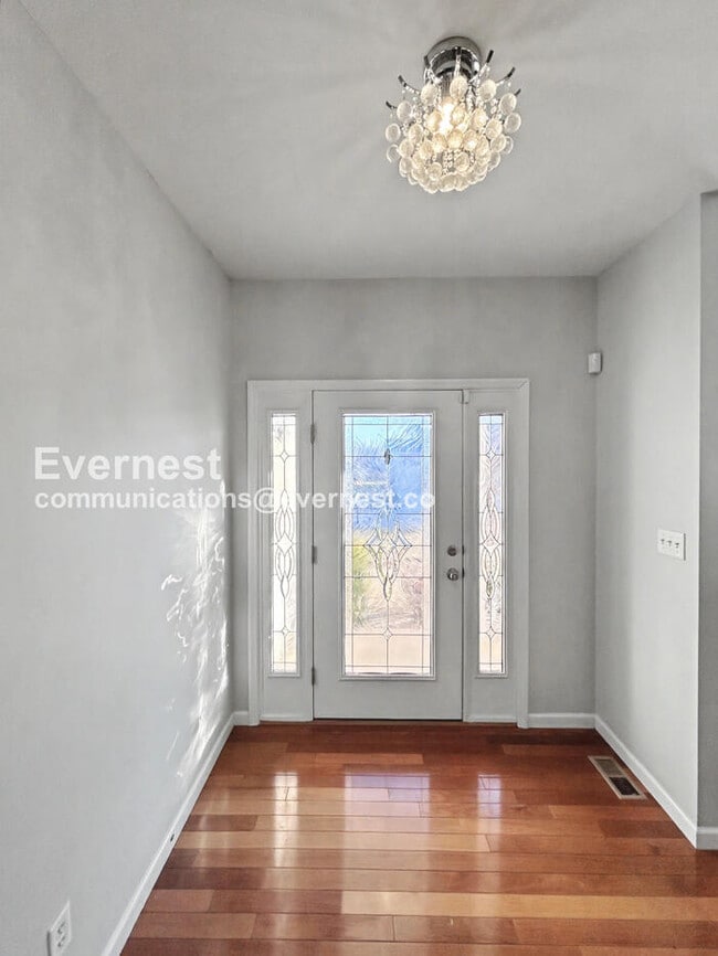 Building Photo - 301 Quail Hollow Dr