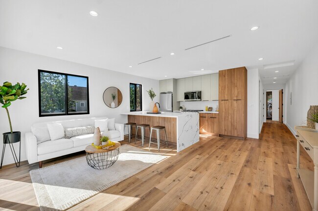 Foto del edificio - 651 N Wilton Pl