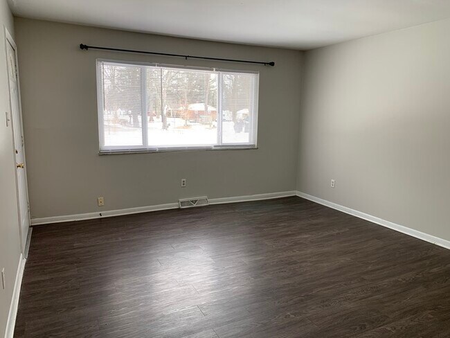 Building Photo - Cozy 2 Bedroom in Warren Township!