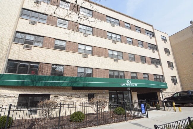 Building Photo - 525 W Surf St
