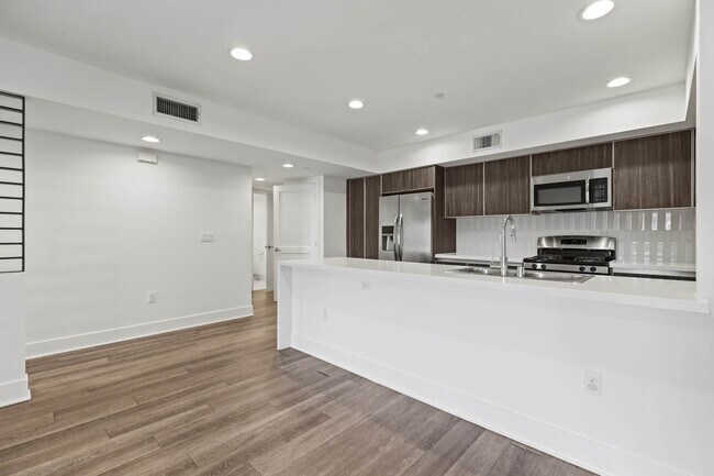 Building Photo - 748 Wilcox Ave Los Angeles, CA 90038