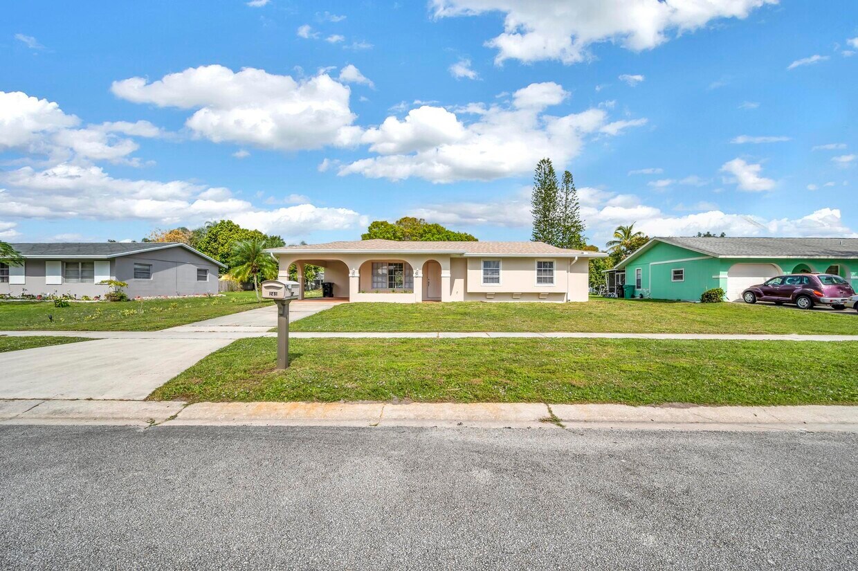 Primary Photo - 241 NE Ardsley Dr