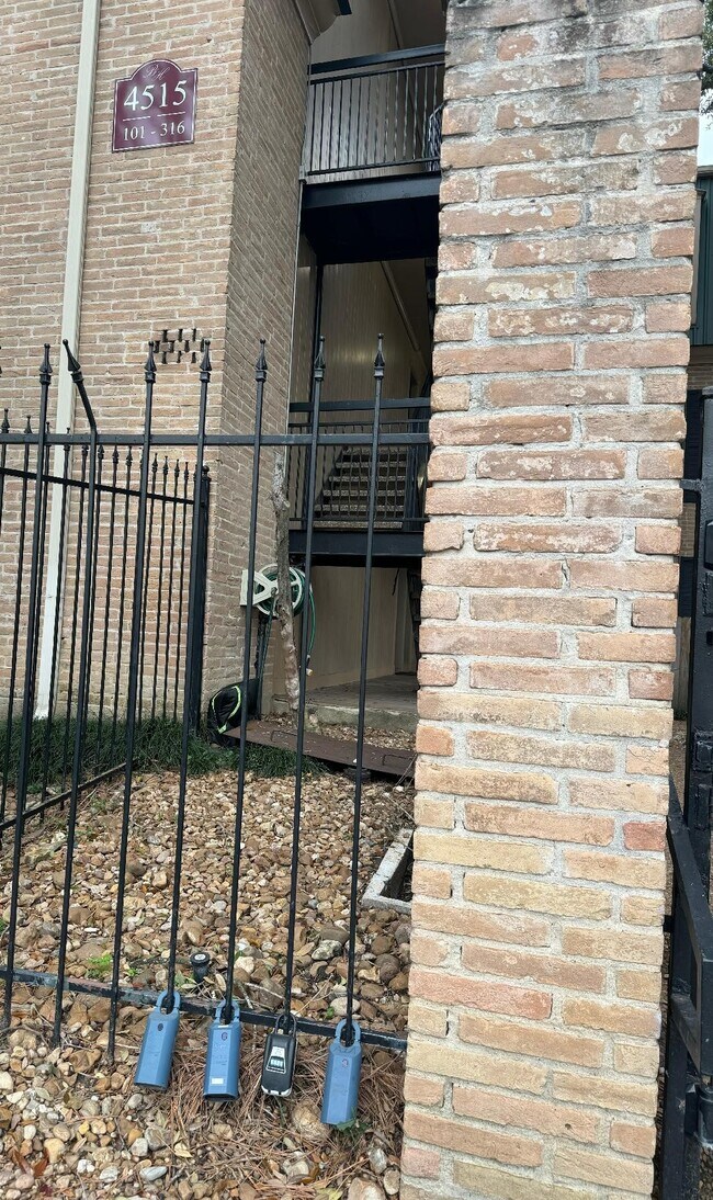 Foto del edificio - 4515 Briar Hollow Pl