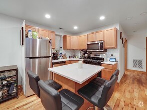 Building Photo - 2425 N Greenview Ave