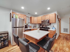 Building Photo - 2425 N Greenview Ave