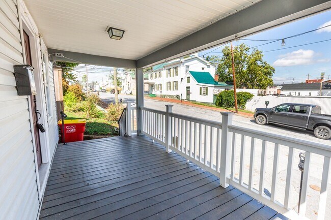Foto del edificio - 2 Bed, 1 Bath Rancher in Charles Town, WV