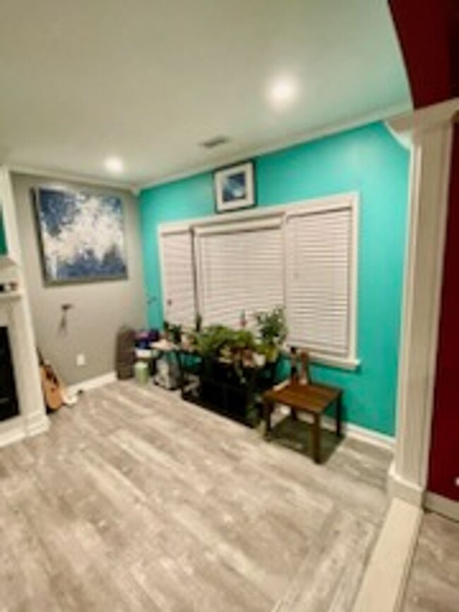 Building Photo - Welcome to this fully furnished 3 bedroom,...