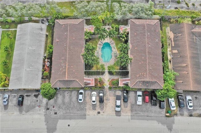 Foto del edificio - 1424 Holly Heights Dr