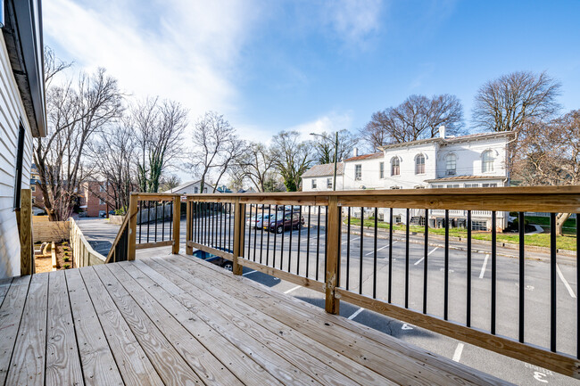 Building Photo - 305 N Loudoun St