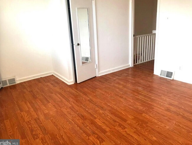 Building Photo - 3B1B Row House Northeast Philly available July 1st
