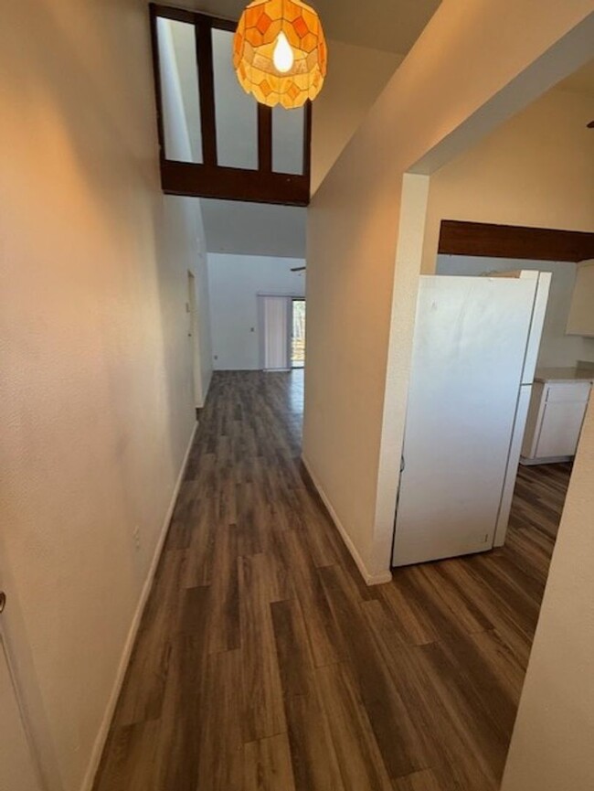 Building Photo - 2 Bedroom 2 Bath Contact Property Pros Pro...