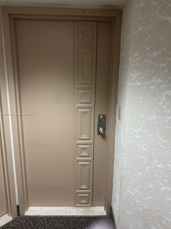 Foto del edificio - 15645 Collins Ave
