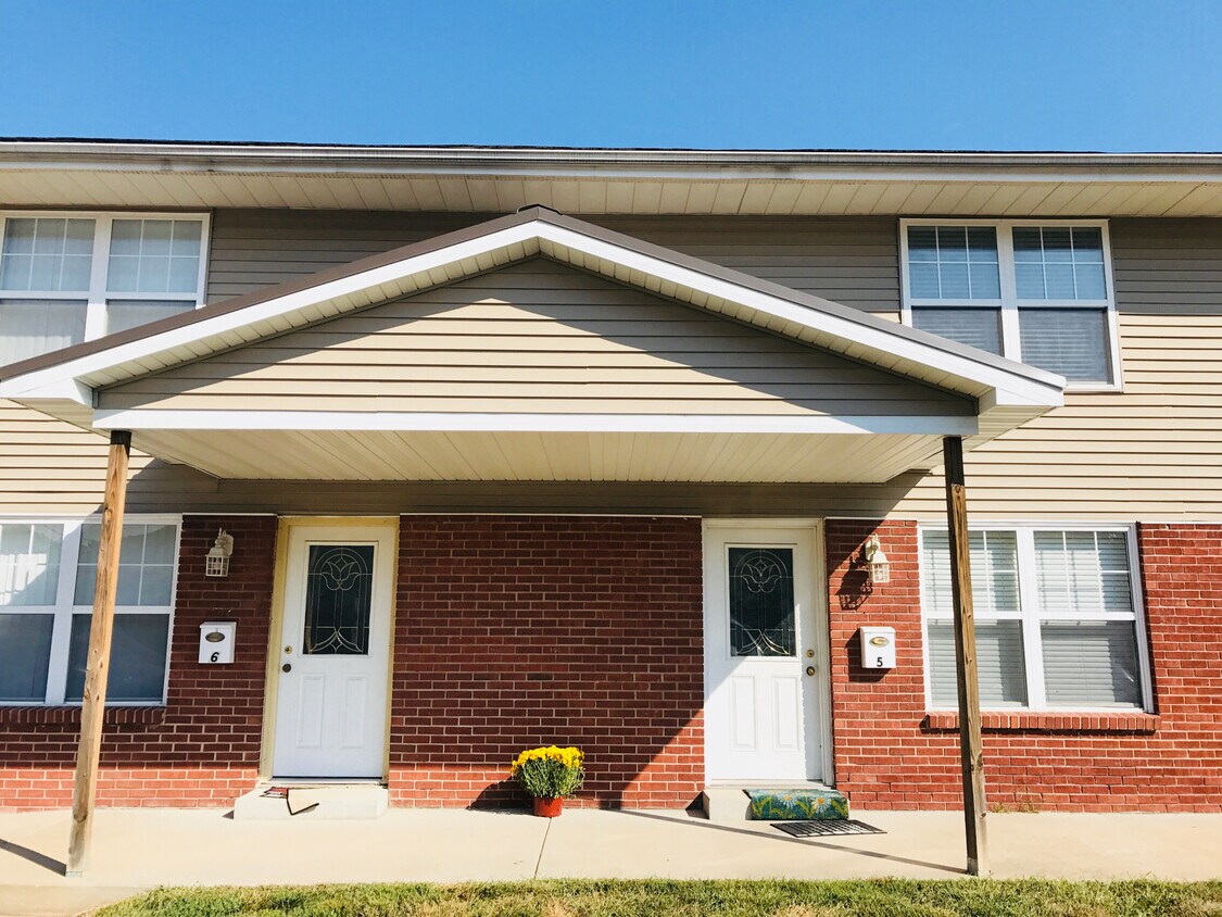 405 E Mulberry St, Chatham, IL 62629 Townhome Rentals in Chatham IL