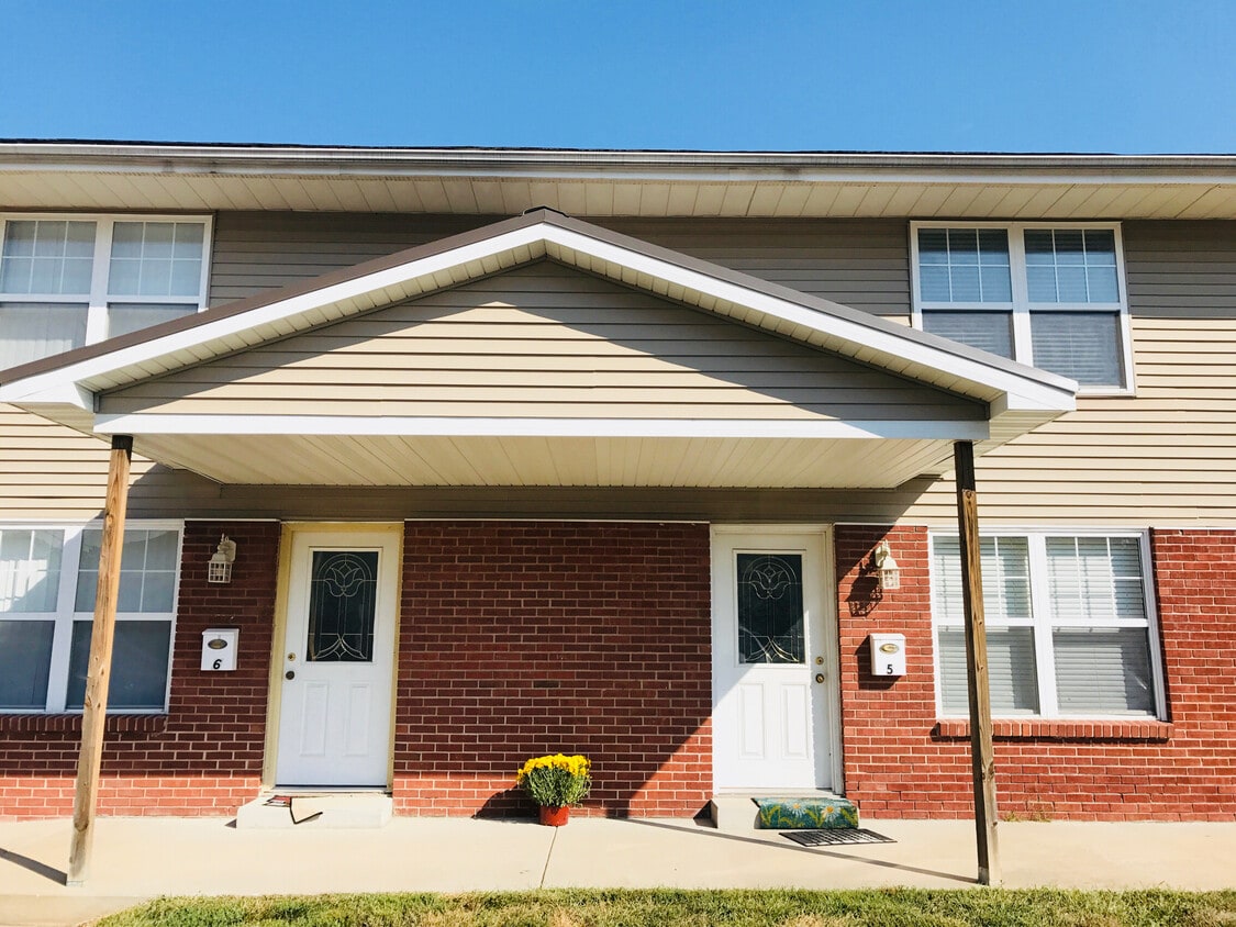 405 E Mulberry St, Chatham, IL 62629 Townhome Rentals in Chatham IL