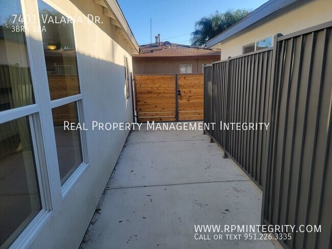Foto del edificio - Stunning, completely remodeled 3-bedroom g...