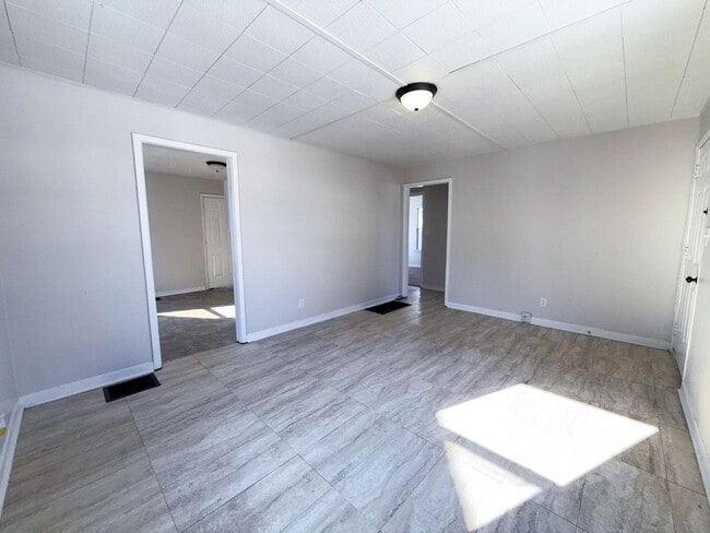 Building Photo - Beautifully Updated 2BR Home w/ Fenced Yard & Full Basement in South Linden