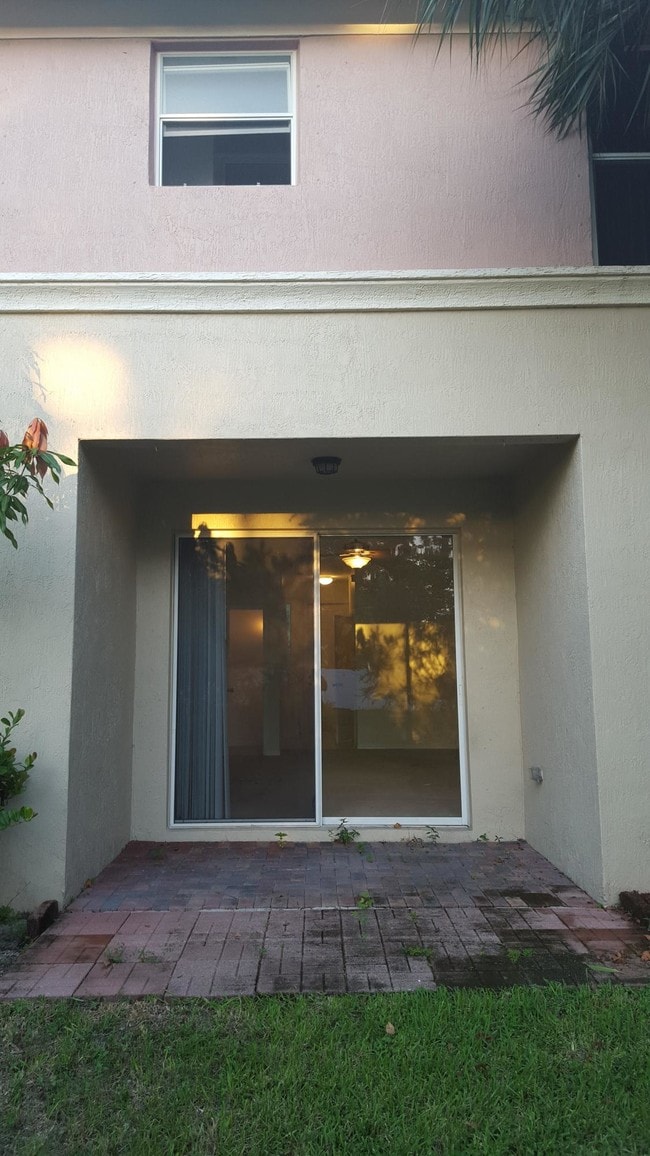 Building Photo - 303 Seminole Palms Dr