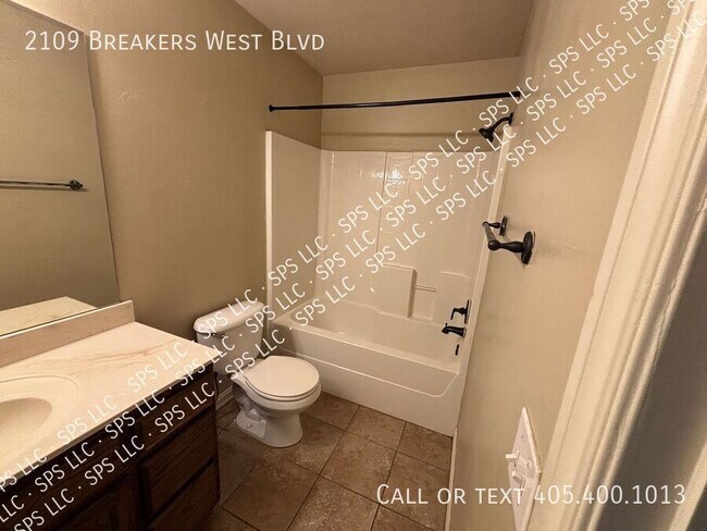 Foto del edificio - 2109 Breakers W Blvd