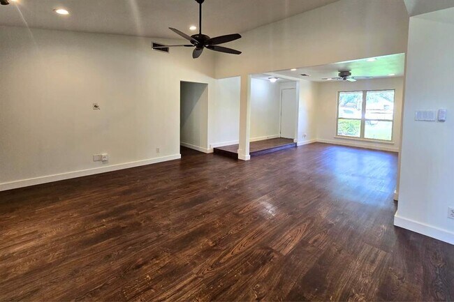Foto del edificio - 9303 Robins Nest Ln