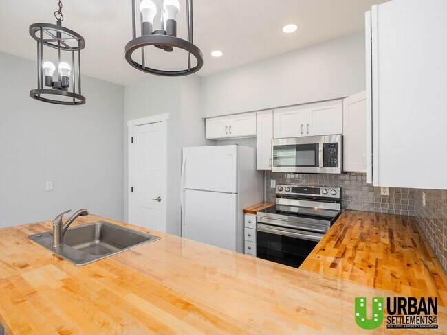 Foto del edificio - Bright 2 Bedroom Condo in Beautiful Libert...