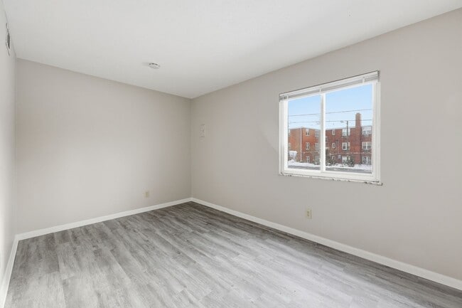 Interior Photo - 695 Riverview