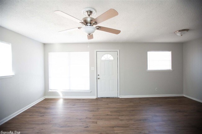 Building Photo - 6501 Pecan Ln
