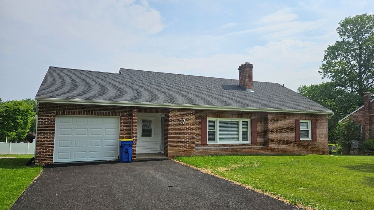 Primary Photo - 3 - Bedrooms 2 - bath home - Stewartstown Pa