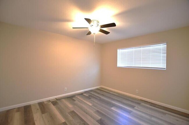 Building Photo - 301 N 85th Pl