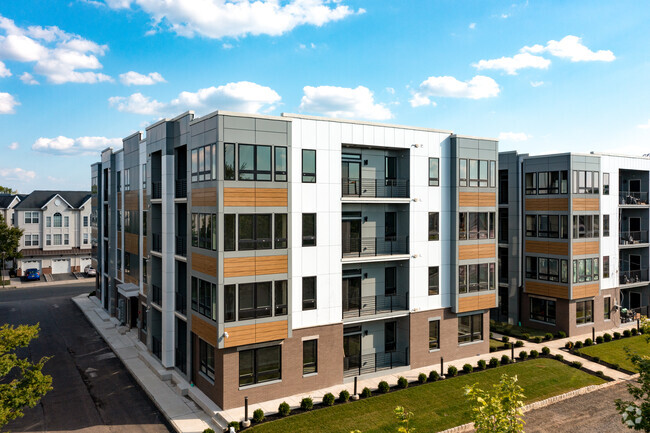 2BR, 2BA - 1365SF - 3200 Capri Dr