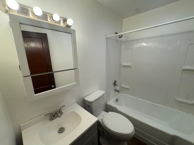 Foto del edificio - Duquesne 3 Bedroom 1.5 Bath House, Yard