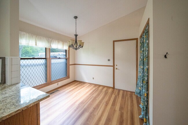 Foto del edificio - 3516 Kings Lair Dr