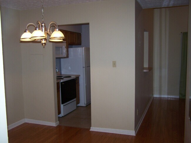Foto del edificio - 2 Bath townhouse with hardwood floors and ...
