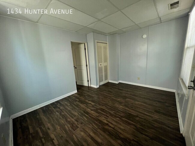 Foto del edificio - 1434 Hunter Ave