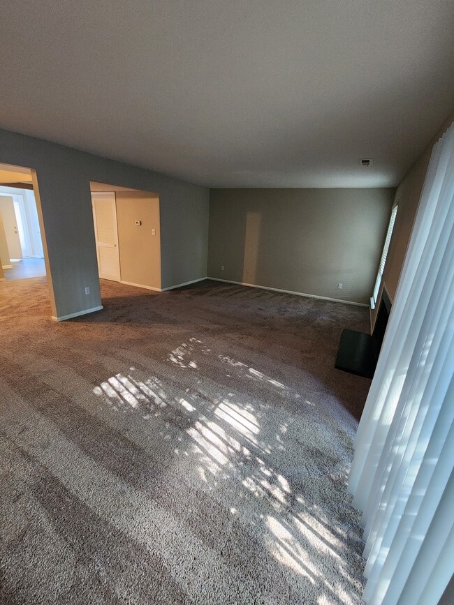 3BR, 2.5 bath- 1,675 sq ft living room - Willow Oaks